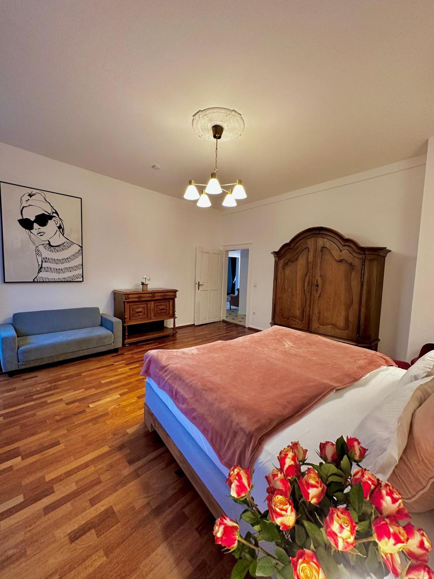 Hirsch Apartment