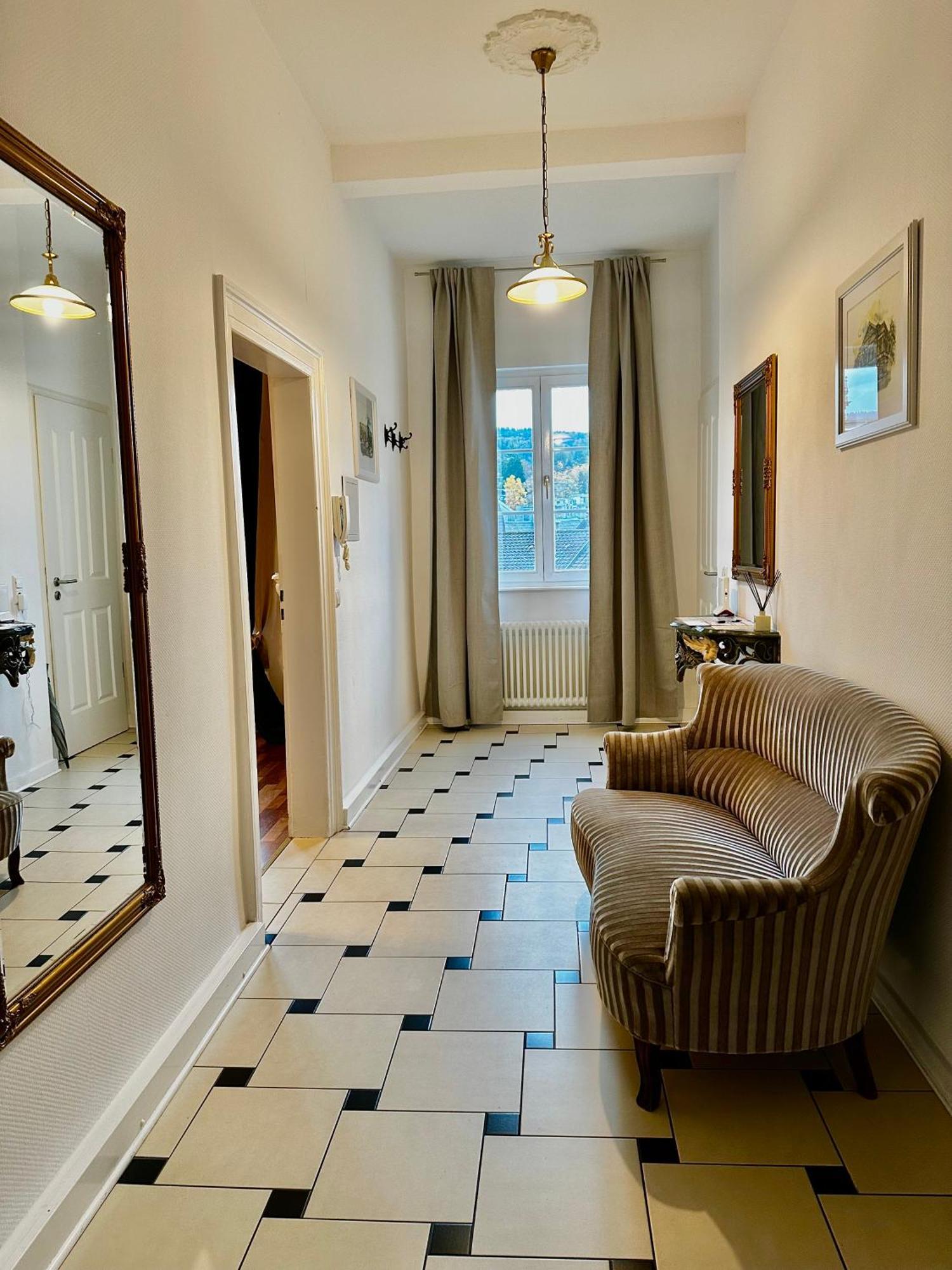 Hirsch Apartment